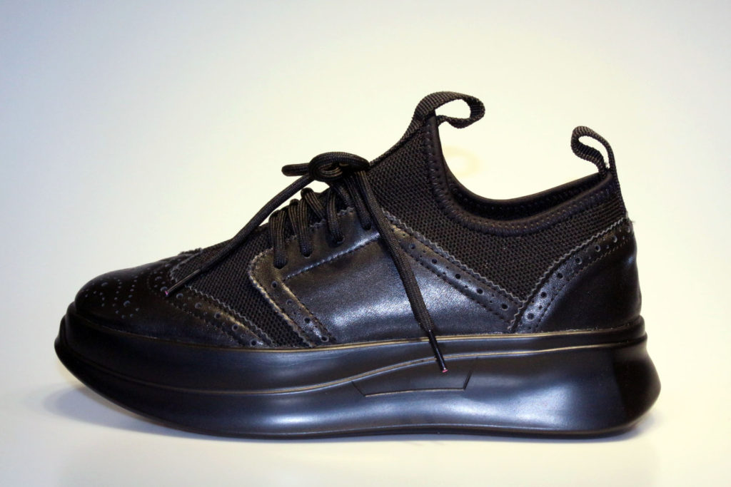 ニットのウィングチップ型スニーカー