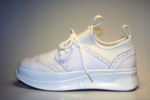 ニットのウィングチップ型スニーカー