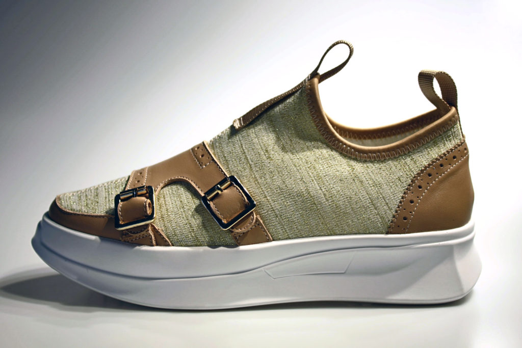 ニットのダブルモンク付きスニーカー