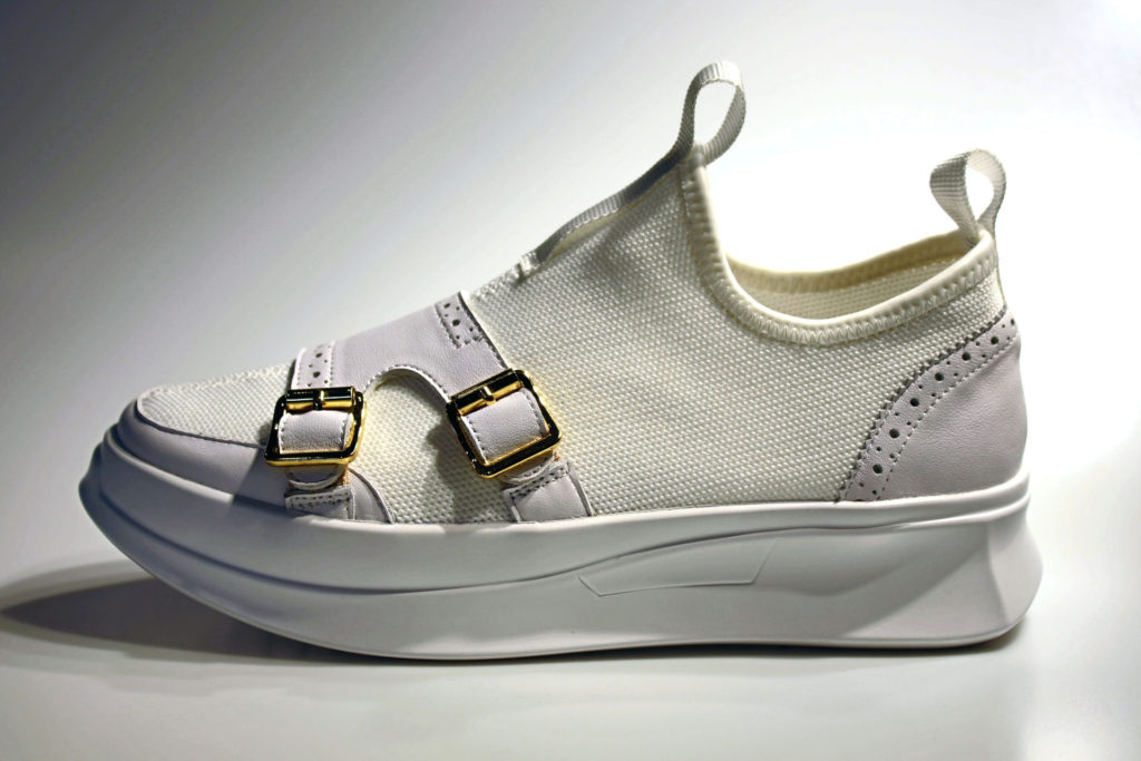 ニットのダブルモンク付きスニーカー