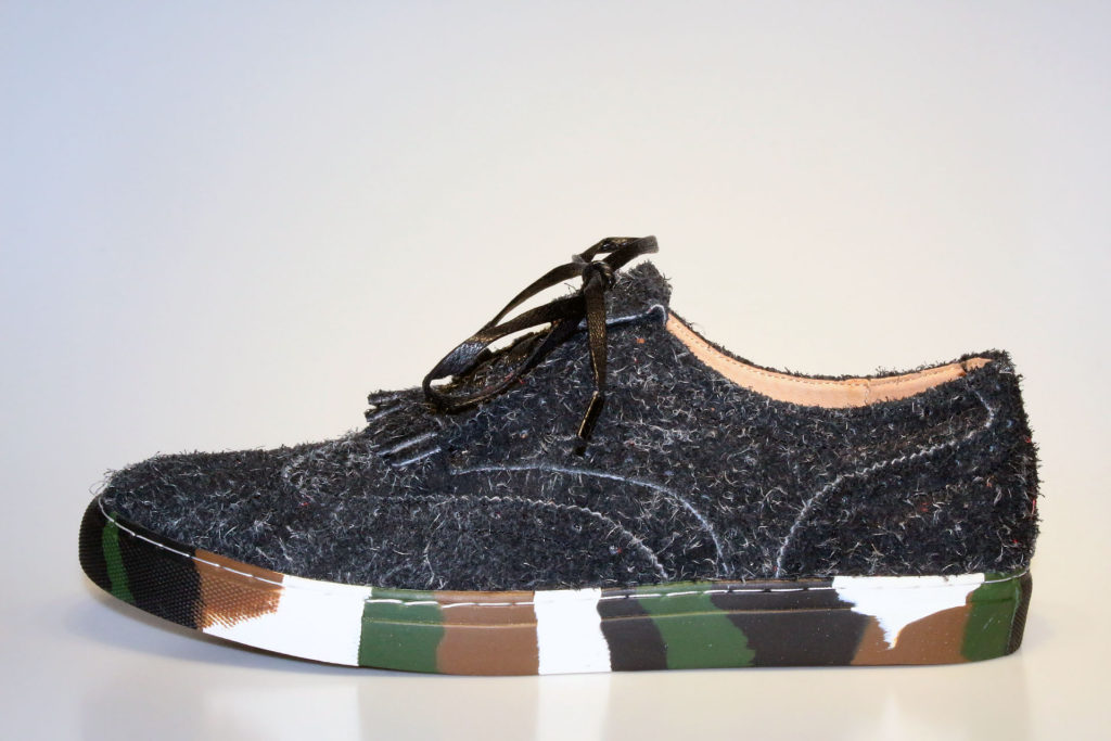 ウィングチップ型スニーカー、マット、ベロア、カモウソール。