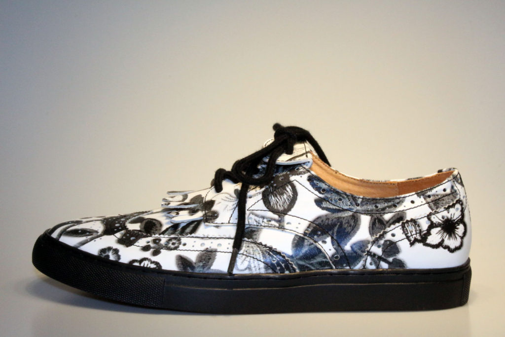 ウィングチップ型スニーカー（新色）フラワープリント黒