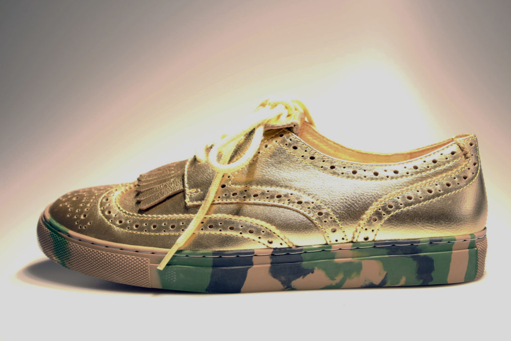 ウィングチップ型スニーカー、コンビ、型押し、コルクあり。