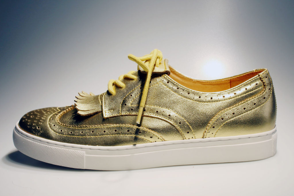 ウィングチップ型スニーカー、コンビ、型押し、コルクあり。