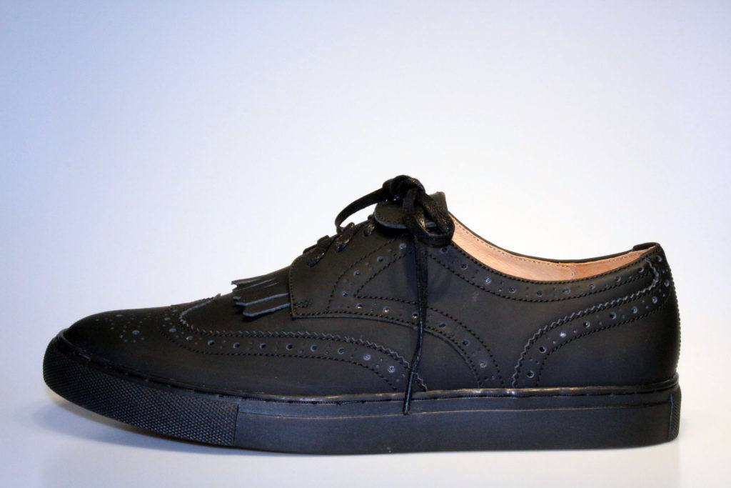 ウィングチップ型スニーカー、マット、ベロア、カモウソール。