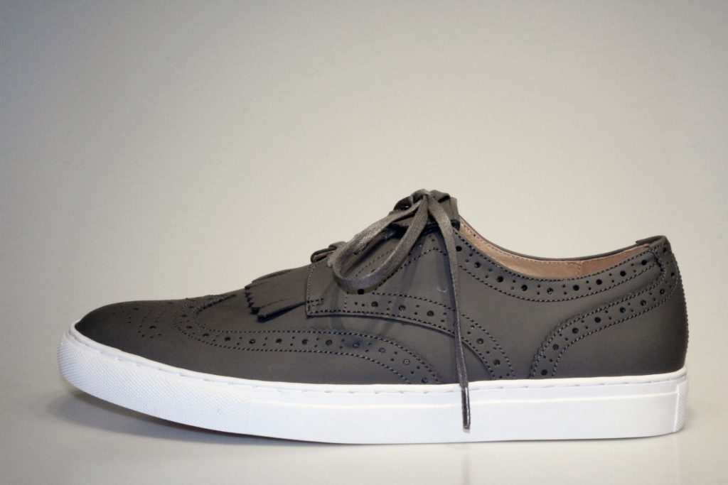 ウィングチップ型スニーカー、マット、ベロア、カモウソール。