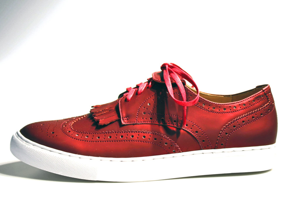 ウィングチップ型スニーカー、マット、ベロア、カモウソール。