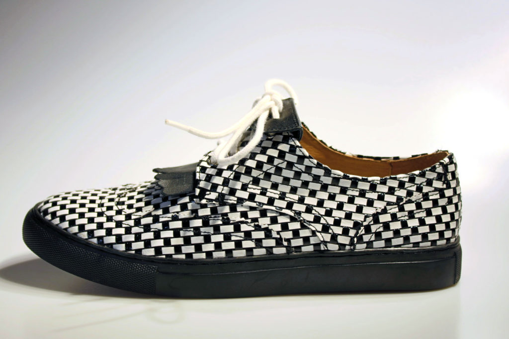 ウィングチップ型スニーカー（新色）黒メッシュ