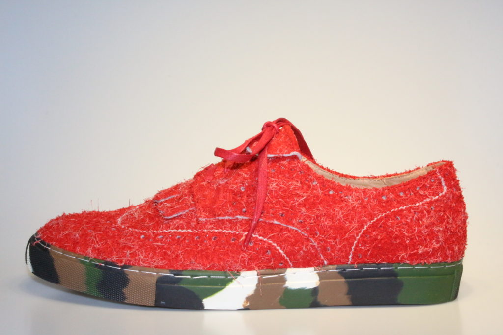 ウィングチップ型スニーカー、マット、ベロア、カモウソール。