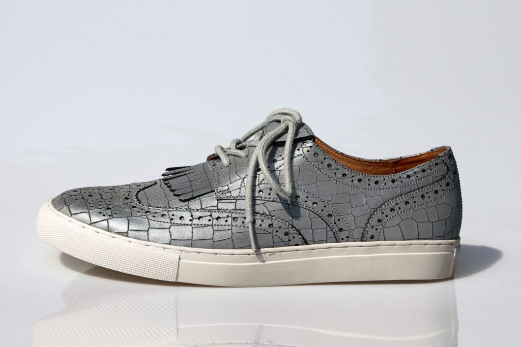 ウィングチップ型スニーカー、コンビ、型押し、コルクあり。