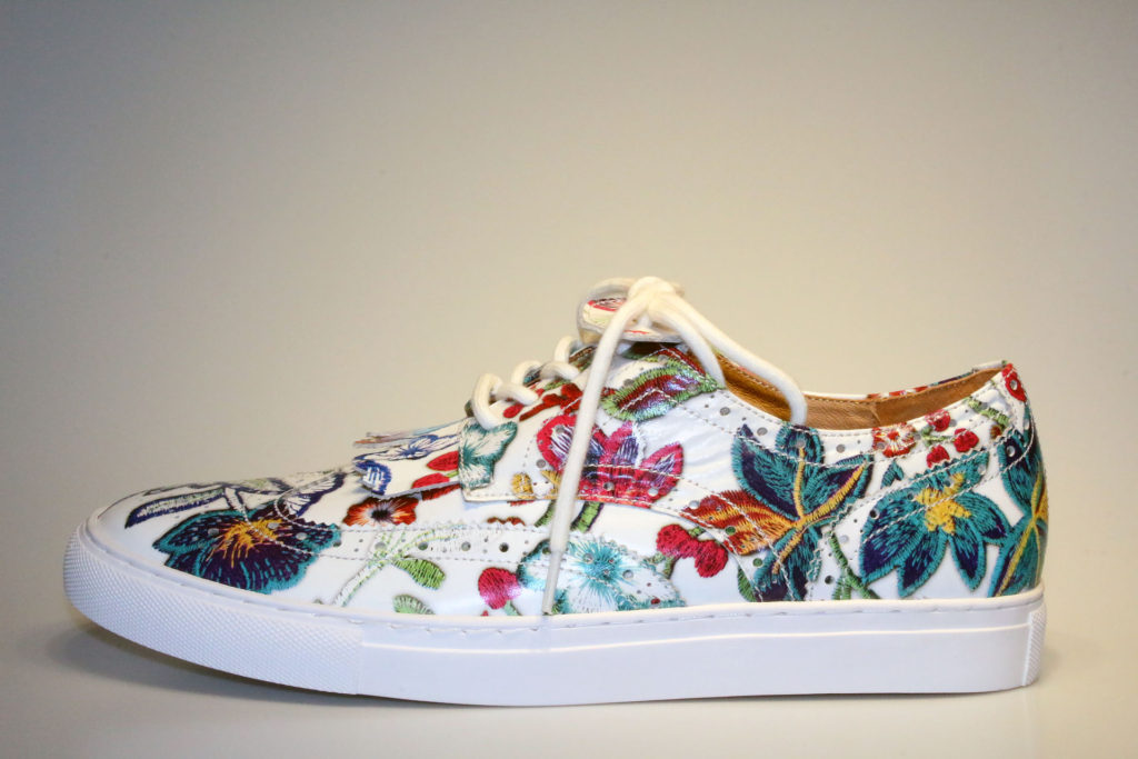 ウィングチップ型スニーカー（新色）フラワープリント白
