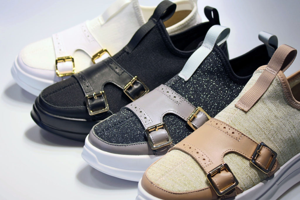 ニットのダブルモンク付きスニーカー