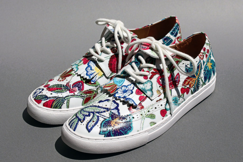 ウィングチップ型スニーカー（新色）フラワープリント白