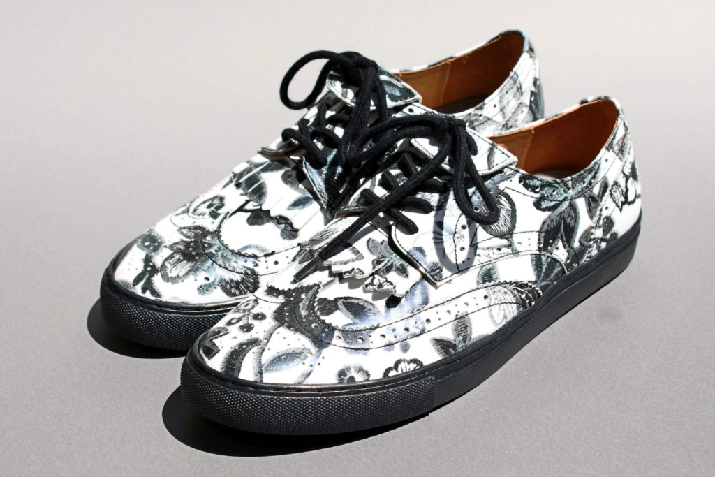 ウィングチップ型スニーカー（新色）フラワープリント黒