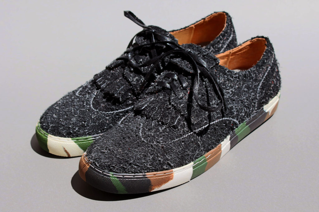 ウィングチップ型スニーカー、マット、ベロア、カモウソール。