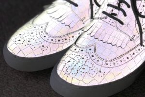 ウィングチップ型スニーカー、コンビ、型押し、コルクあり。