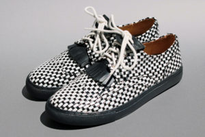 ウィングチップ型スニーカー（新色）メッシュ。