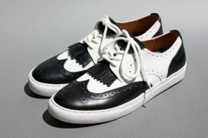 ウィングチップ型スニーカー、コンビ、型押し、コルクあり。