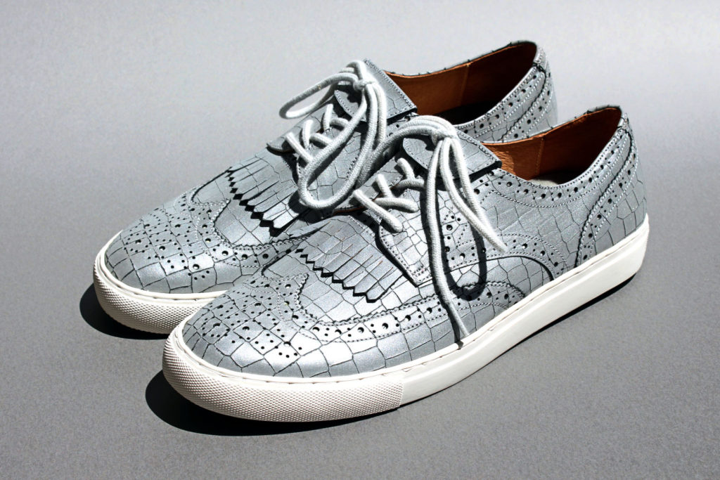 ウィングチップ型スニーカー、コンビ、型押し、コルクあり。