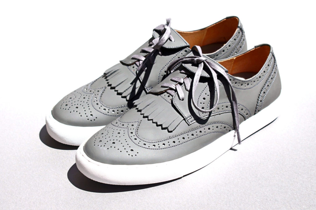 ウィングチップ型スニーカー、マット、ベロア、カモウソール。