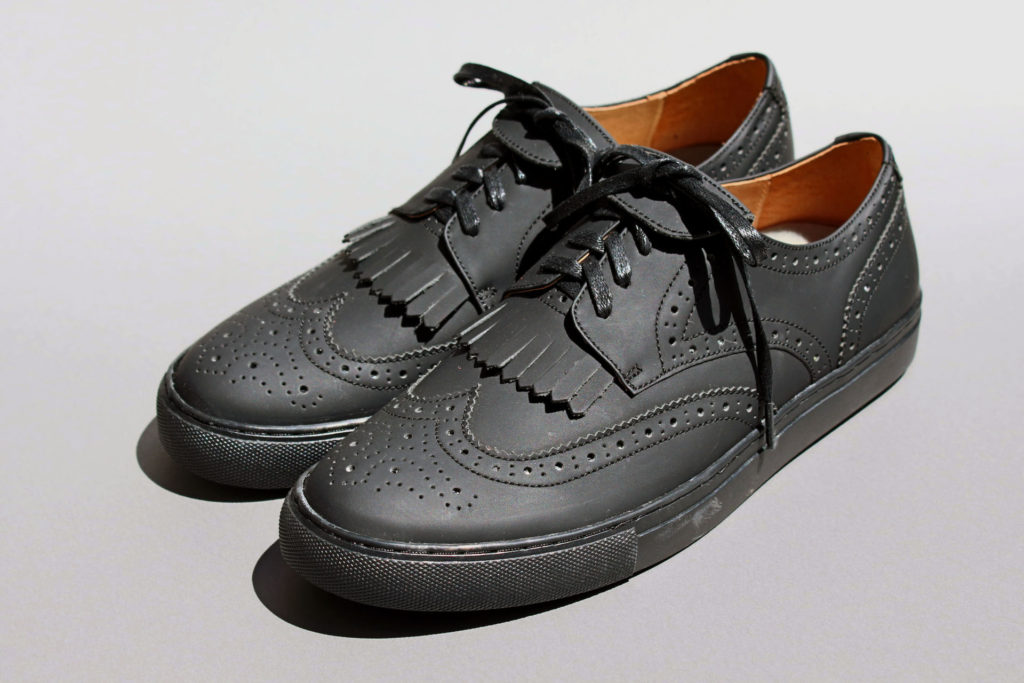 ウィングチップ型スニーカー、マット、ベロア、カモウソール。