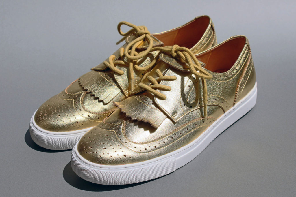 ウィングチップ型スニーカー、コンビ、型押し、コルクあり。