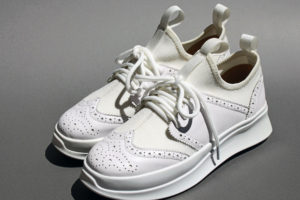 ニットのウィングチップ型スニーカー