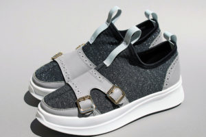 ニットのダブルモンク付きスニーカー