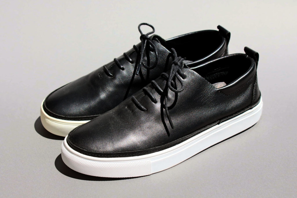 ホールカットスニーカー