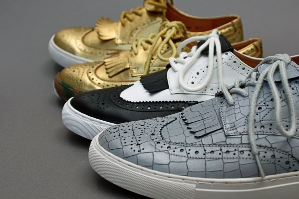 ウィングチップ型スニーカー、コンビ、型押し、コルクあり。