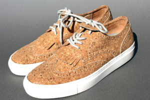 ウィングチップ型スニーカー、コンビ、型押し、コルクあり。