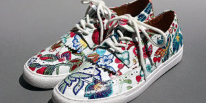 ウィングチップ型スニーカー（新色）フラワープリント白