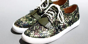 ウィングチップ型スニーカー（新色）カモフラージュプリント、メッシュ。