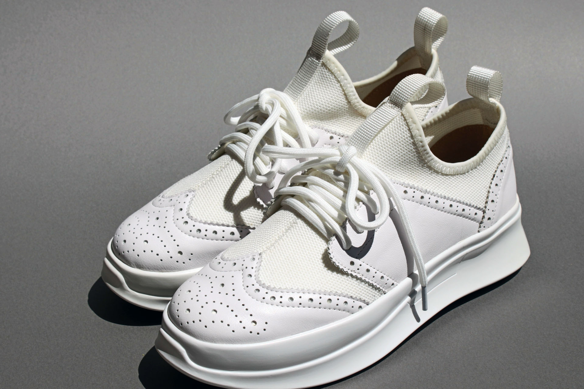 ニットのウィングチップ型スニーカー