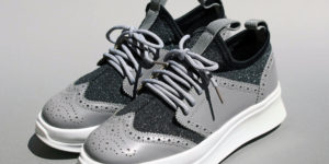 ニットのウィングチップ型スニーカー