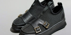 ニットのダブルモンク付きスニーカー