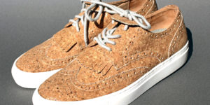 ウィングチップ型スニーカー、コンビ、型押し、コルクあり。